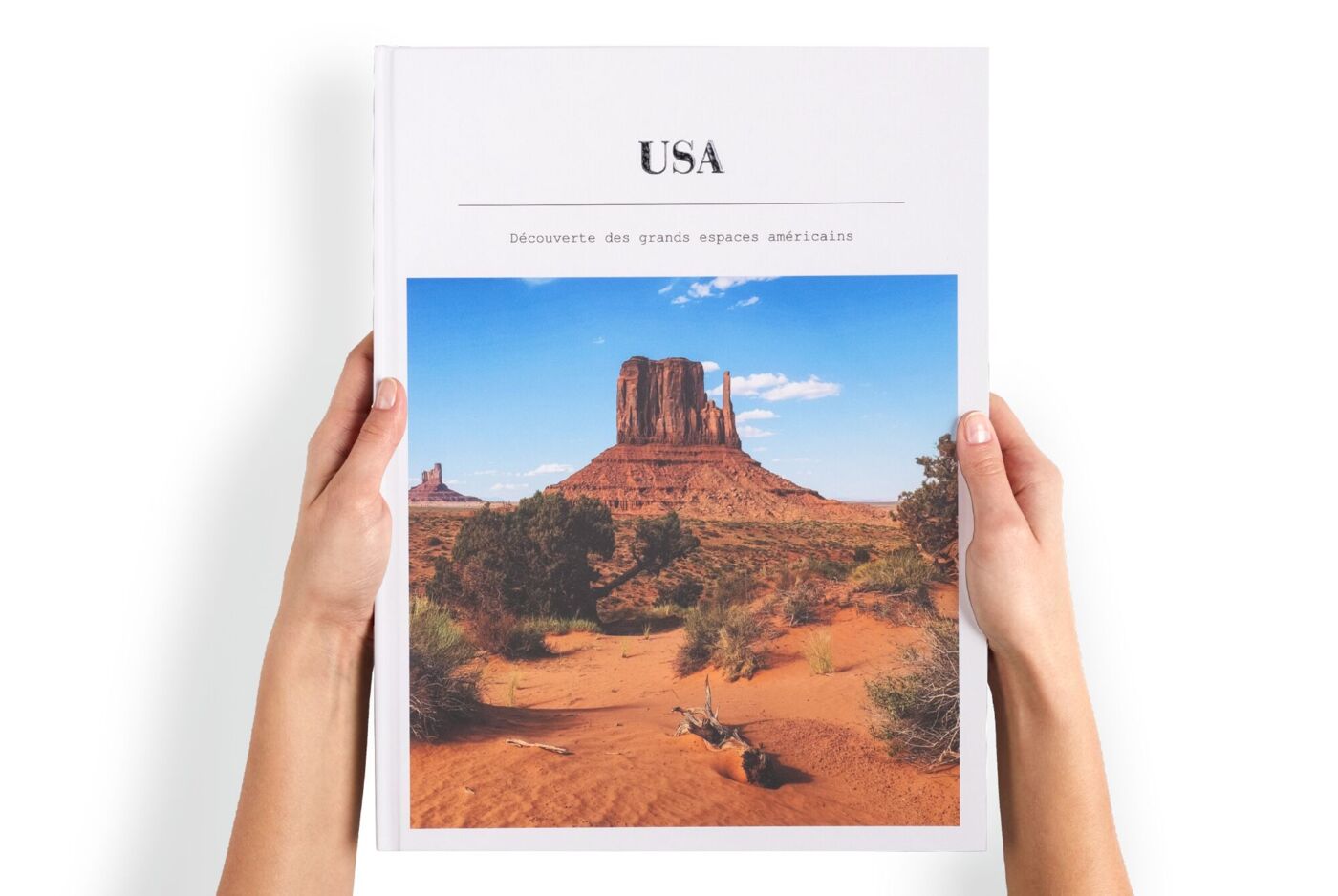 Livre photo format portrait XL tenu entre les mains