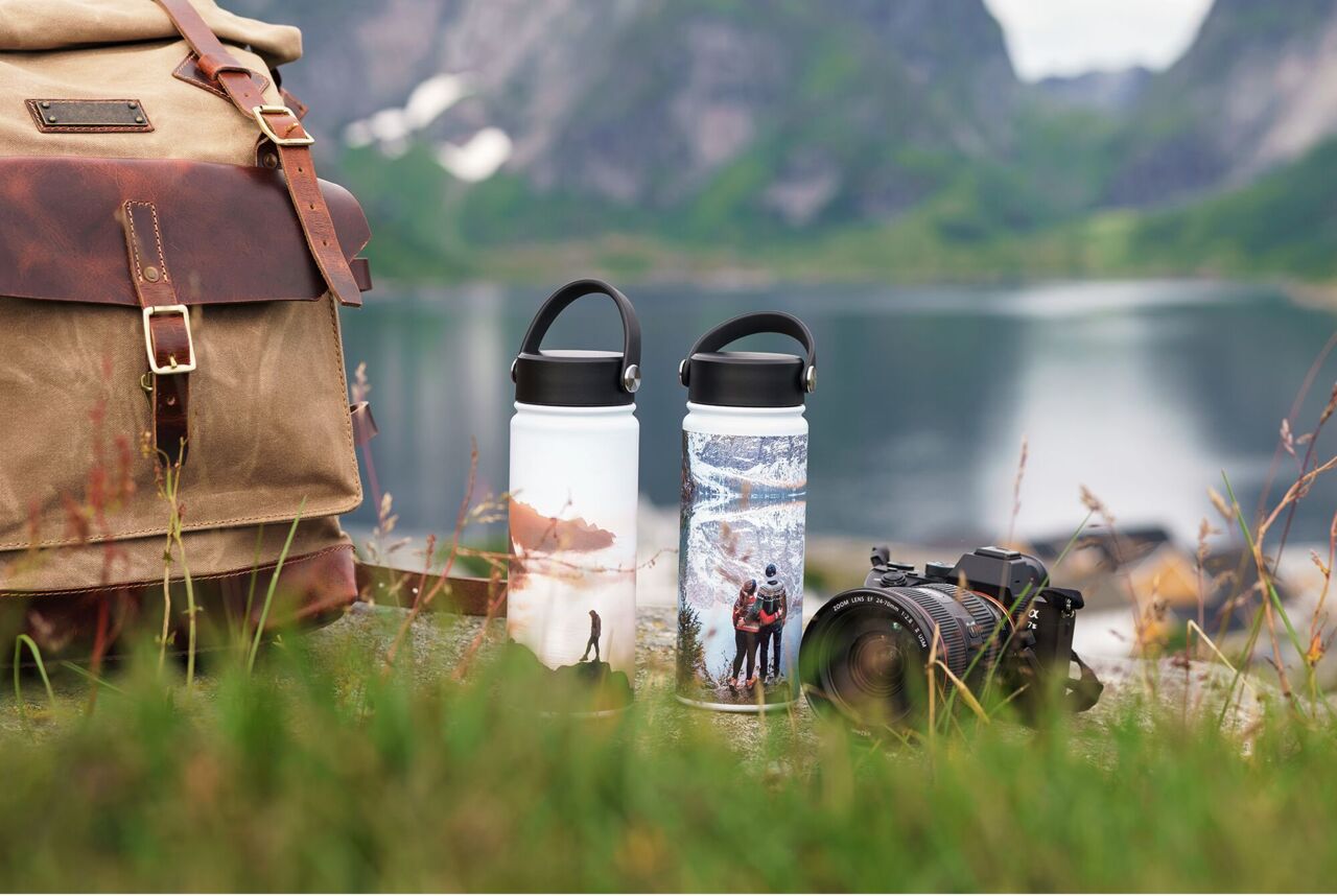 Gourdes personnalisées avec portraits devant un lac de montagne